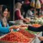 Ilustrasi - Pedagang melayani pembeli cabai merah keriting di pasar tradisional.