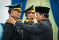Presiden Prabowo Subianto menganugerahkan pangkat Jenderal Kehormatan kepada Djamari Chaniago dan Ahmad Dofiri, di Istana Merdeka, Rabu, 17 September 2025.