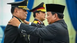 Presiden Prabowo Subianto menganugerahkan pangkat Jenderal Kehormatan kepada Djamari Chaniago dan Ahmad Dofiri, di Istana Merdeka, Rabu, 17 September 2025.