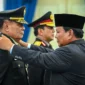 Presiden Prabowo Subianto menganugerahkan pangkat Jenderal Kehormatan kepada Djamari Chaniago dan Ahmad Dofiri, di Istana Merdeka, Rabu, 17 September 2025.