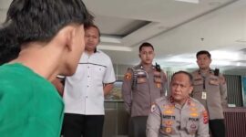 Kapolda Sumbar Irjen Pol Gatot Tri Suryanta, saat menginterogasi para remaja pelaku tawuran.