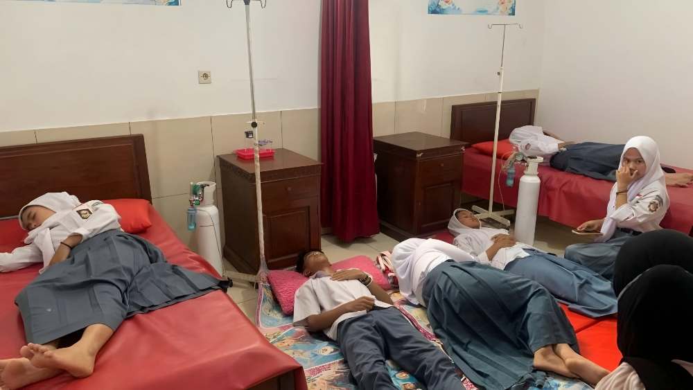Ribuan Siswa Jadi Korban, Program Makan Bergizi Gratis Didesak Evaluasi Total