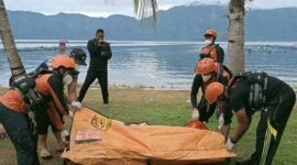 Tim gabungan mengevakuasi korban tenggelam di Danau Maninjau, Kabupaten Agam, Selasa (16/9/2025).