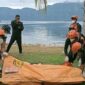 Tim gabungan mengevakuasi korban tenggelam di Danau Maninjau, Kabupaten Agam, Selasa (16/9/2025).