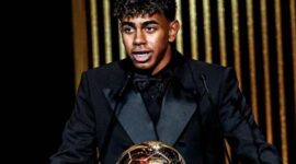 Lamine Yamal menorehkan sejarah dengan mempertahankan Kopa Trophy 2025 di Ballon d'Or. Bintang muda Barcelona itu jadi pemain pertama yang meraih penghargaan dua kali beruntun. (Ist.)