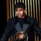 Lamine Yamal menorehkan sejarah dengan mempertahankan Kopa Trophy 2025 di Ballon d'Or. Bintang muda Barcelona itu jadi pemain pertama yang meraih penghargaan dua kali beruntun. (Ist.)