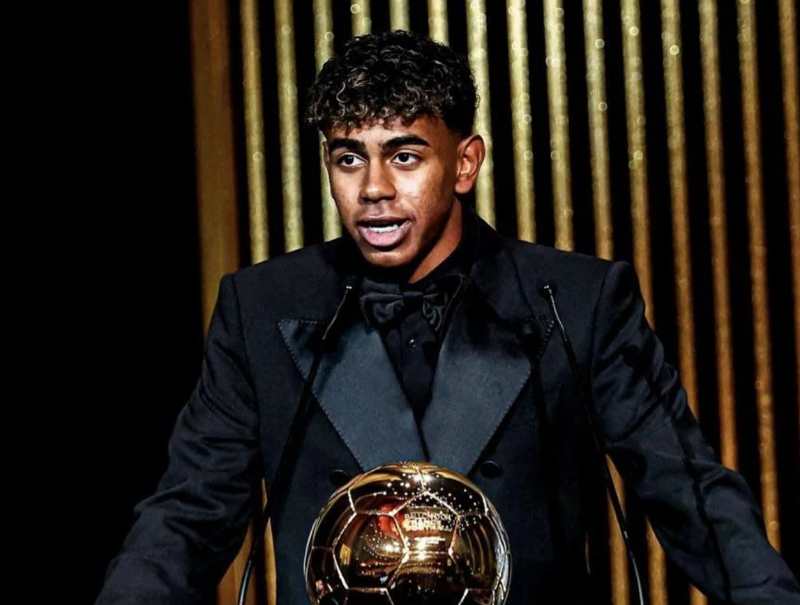 Lamine Yamal menorehkan sejarah dengan mempertahankan Kopa Trophy 2025 di Ballon d'Or. Bintang muda Barcelona itu jadi pemain pertama yang meraih penghargaan dua kali beruntun. (Ist.)