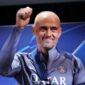 Luis Enrique meraih Johan Cruyff Trophy 2025 sebagai pelatih terbaik usai antar PSG raih treble winners.