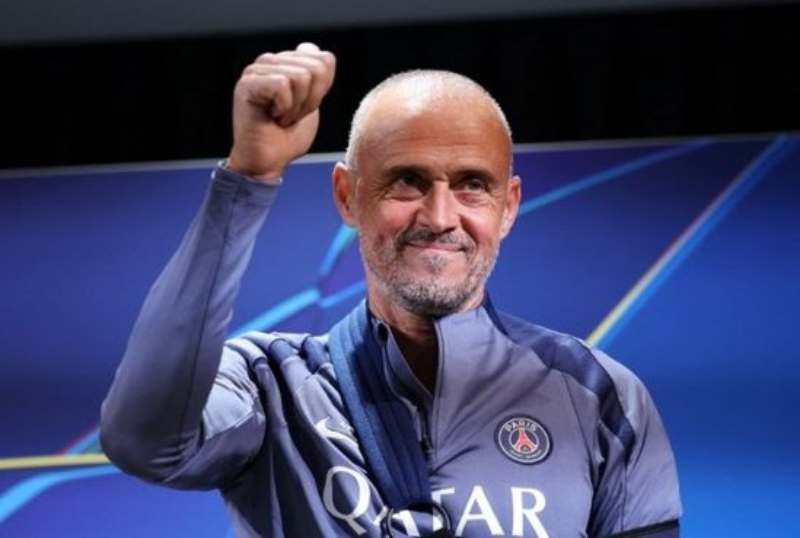 Luis Enrique meraih Johan Cruyff Trophy 2025 sebagai pelatih terbaik usai antar PSG raih treble winners.
