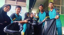 Siswa MAN 3 Kota Padang berpartisipasi aktif dalam kegiatan gotong royong massal yang diadakan untuk menyukseskan World Cleanup Day 2025, Sabtu (20/9/2025).