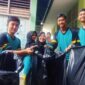 Siswa MAN 3 Kota Padang berpartisipasi aktif dalam kegiatan gotong royong massal yang diadakan untuk menyukseskan World Cleanup Day 2025, Sabtu (20/9/2025).