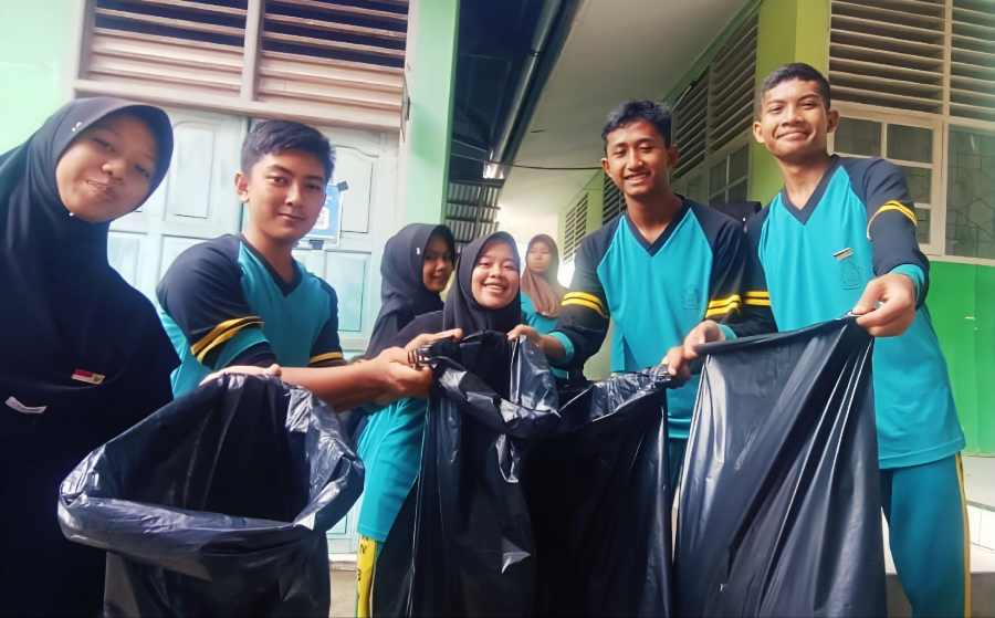 Aksi Keren di MAN 3 Padang: Gotong Royong Massal, Tanamkan Sikap Peduli Lingkungan pada Siswa