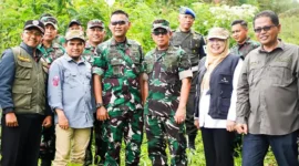 Danrem 032/Wirabraja Brigjen TNI Mahfud saat meninjau calon lokasi pembangunan makorem di Nagari Batang Barus, Solok. (Ist.)