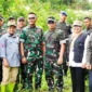 Danrem 032/Wirabraja Brigjen TNI Mahfud saat meninjau calon lokasi pembangunan makorem di Nagari Batang Barus, Solok. (Ist.)