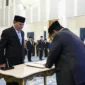 Presiden Prabowo Subianto lantik Djamari Chaniago sebagai Menko Polkam di Istana Negara, Jakarta, Rabu, 17 September 2025.