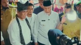Mentan Andi Amran Sulaiman saat meninjau penyaluran beras SPHP di Pasar Lubuk Buaya, Kota Padang, Selasa (16/9/2025).