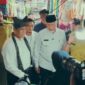 Mentan Andi Amran Sulaiman saat meninjau penyaluran beras SPHP di Pasar Lubuk Buaya, Kota Padang, Selasa (16/9/2025).