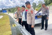 Kapolres Padang Pariaman, AKBP Ahmad Faisol Amir, memimpin peninjauan langsung di lokasi aksi pencurian dan pelemparan batu di jalur tol Padang-Sicincin. (Ist.)