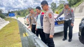 Kapolres Padang Pariaman, AKBP Ahmad Faisol Amir, memimpin peninjauan langsung di lokasi aksi pencurian dan pelemparan batu di jalur tol Padang-Sicincin. (Ist.)