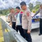 Kapolres Padang Pariaman, AKBP Ahmad Faisol Amir, memimpin peninjauan langsung di lokasi aksi pencurian dan pelemparan batu di jalur tol Padang-Sicincin. (Ist.)