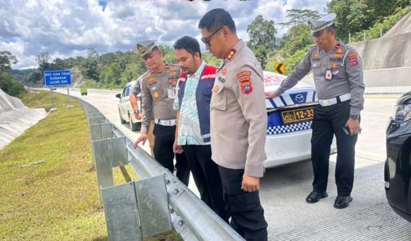 Kapolres Padang Pariaman, AKBP Ahmad Faisol Amir, memimpin peninjauan langsung di lokasi aksi pencurian dan pelemparan batu di jalur tol Padang-Sicincin. (Ist.)