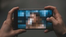 Ilustrasi - Polresta Padang imbau remaja lebih hati-hati di media sosial usai ungkap kasus pemerasan bermodus foto vulgar. Korban sudah rugi Rp10 juta sebelum pelaku ditangkap.