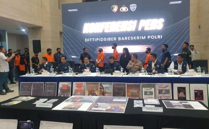 Polri menangkap tujuh tersangka provokator demo ricuh, termasuk pemilik akun Instagram, TikTok, dan Facebook. Sejumlah admin medsos lain juga ikut terlibat.