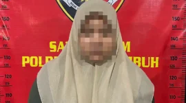 Tim Buser Satreskrim Polres Payakumbuh mengamankan mahasiswi pelaku pencurian di toko thrift pakaian Amor. (Ist.)