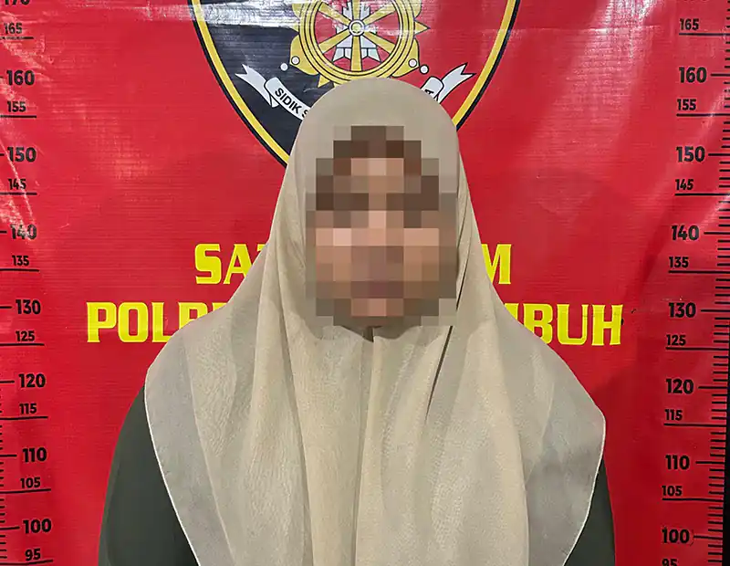 Tim Buser Satreskrim Polres Payakumbuh mengamankan mahasiswi pelaku pencurian di toko thrift pakaian Amor. (Ist.)
