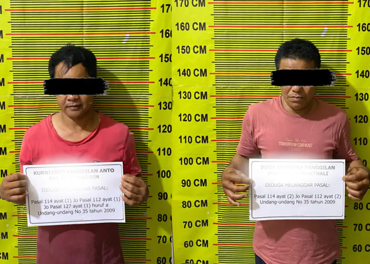 Polres Solok Selatan menangkap dua pengedar narkoba di Sangir Jujuan. DS ditangkap dengan 16,5 gram sabu, sementara K kedapatan membawa 0,05 gram.