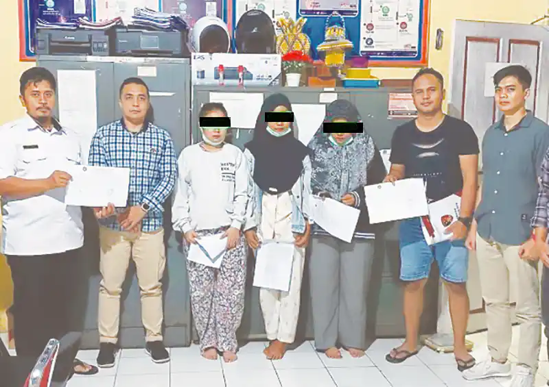 Satreskrim Polres Solok Kota mengamankan tiga wanita karyawan PT Amartha Micro Fintex wilayah Solok karena diduga menggelapkan dana perusahaan hampir Rp100 juta. (Ist.)