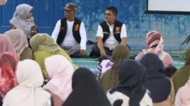 Satpol PP Kota Padang saat memberi penyuluhan pencegahan tawuran di SMP Negeri 6 Kota Padang.