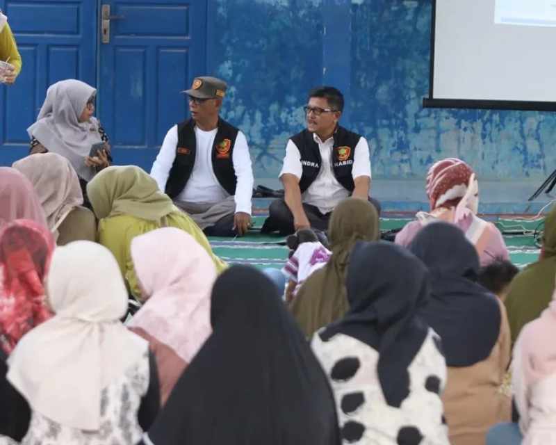 Satpol PP Kota Padang saat memberi penyuluhan pencegahan tawuran di SMP Negeri 6 Kota Padang.