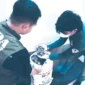 Petugas dari BKSDA dan Polda Sumbar menunjukkan barang bukti sisik tenggiling yang berhasil disita dari tiga terduga pelaku perdagangan satwa dilindungi. (Ist.)