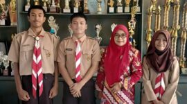 Kepala MAN 3 Kota Padang Hj. Marliza bersama siswa yang lolos ke OMI 2025 tingkat Provinsi Sumbar, Nazla Khairunnisa, Muhammad Fahrezi Mahardika, dan Nanda Andana Putra.