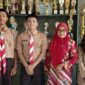 Kepala MAN 3 Kota Padang Hj. Marliza bersama siswa yang lolos ke OMI 2025 tingkat Provinsi Sumbar, Nazla Khairunnisa, Muhammad Fahrezi Mahardika, dan Nanda Andana Putra.