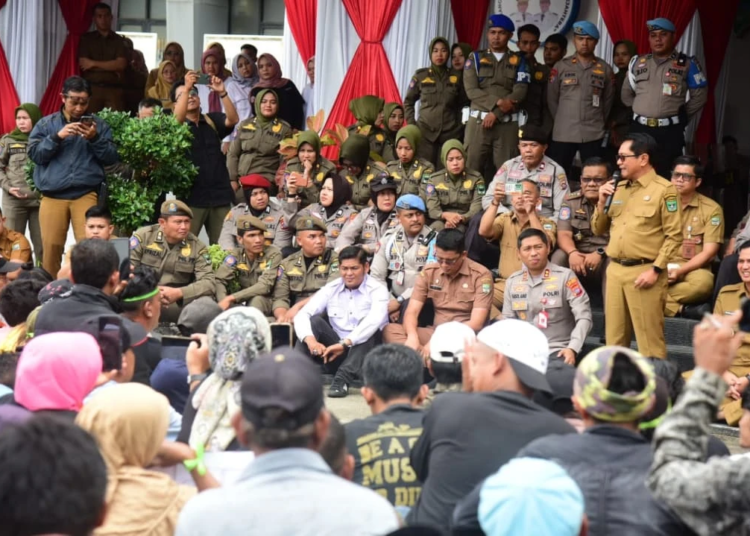 Bupati John Kenedy Azis saat audiensi terbuka dengan masyarakat Nagari Kapalo Hilalang membahas ganti rugi lahan Tarok City, Padang Pariaman.