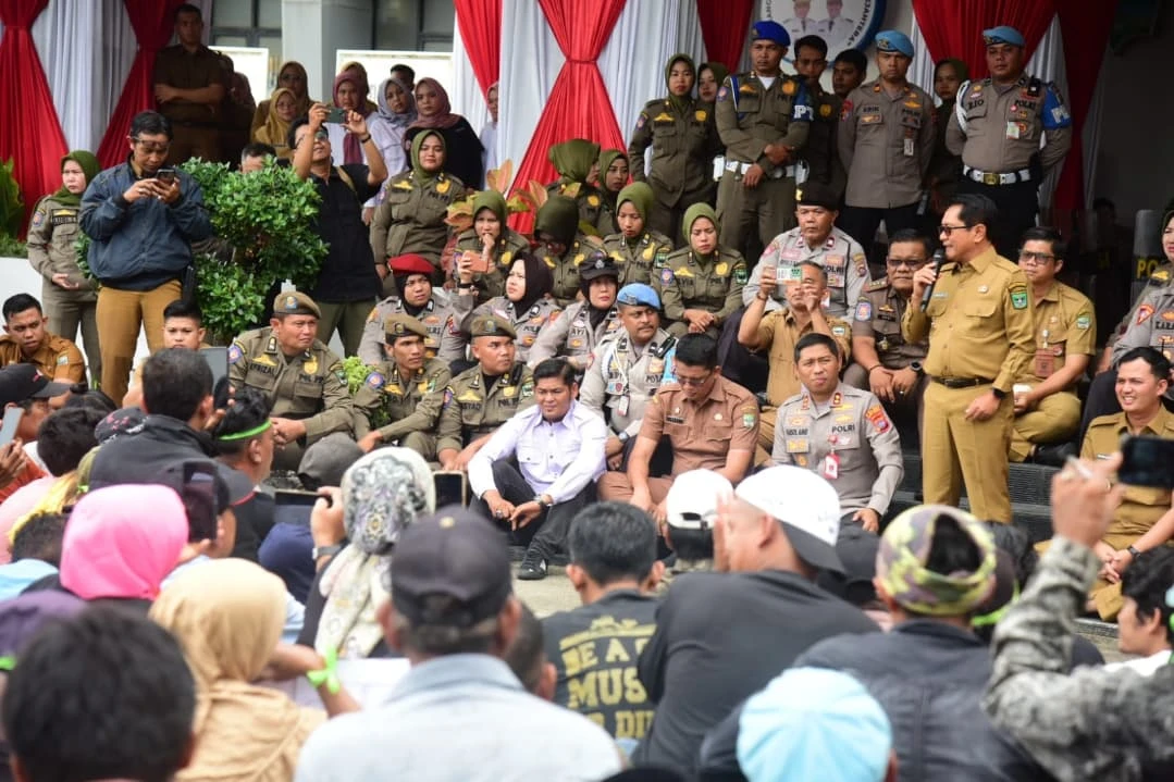 Bupati Padang Pariaman John Kenedy Azis berdialog dengan warga Nagari Kapalo Hilalang dalam audiensi terbuka soal isu lahan Tarok City, Senin (1/9/2025).