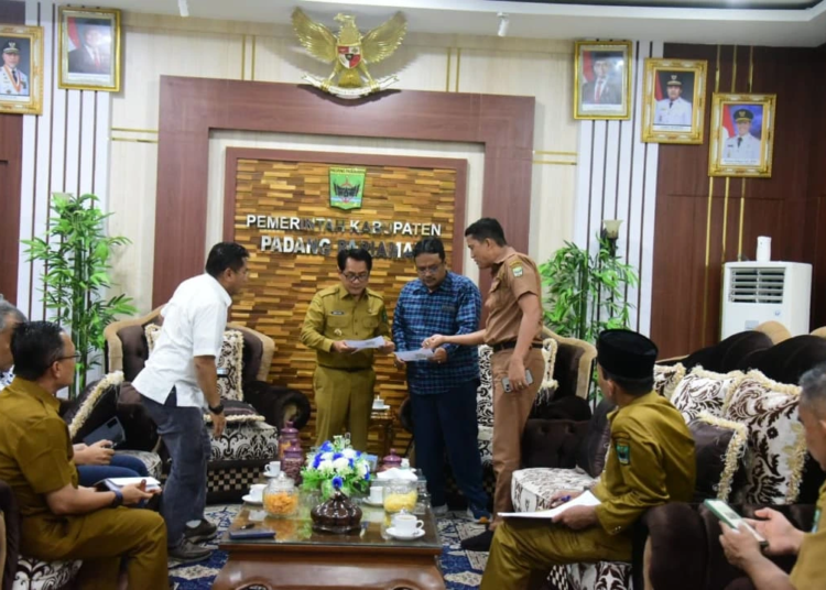 Bupati Padang Pariaman John Kenedy Azis dan Taufik Ginting berdiskusi tentang rencana SMA Garuda di Ruang Kerja Bupati, 2 September 2025.