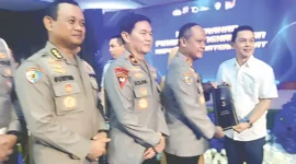 Ketua PWI Sumbar, Widya Navies, menerima penghargaan dari Kapolda Sumbar, Irjen Pol Gatot Tri Suryanta, atas kontribusi insan pers terhadap keselamatan lalu lintas.