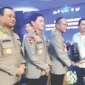 Ketua PWI Sumbar, Widya Navies, menerima penghargaan dari Kapolda Sumbar, Irjen Pol Gatot Tri Suryanta, atas kontribusi insan pers terhadap keselamatan lalu lintas.