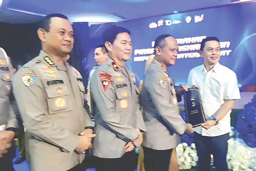 Kapolda Sumbar menyerahkan penghargaan kepada Ketua PWI.