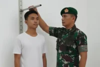 Ilustrasi - calon pendaftar TNI AD saat menjalani tes fisik sebagai bagian dari proses seleksi. (AI)