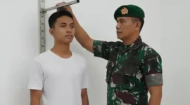 Ilustrasi - calon pendaftar TNI AD saat menjalani tes fisik sebagai bagian dari proses seleksi. (AI)