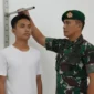 Ilustrasi - calon pendaftar TNI AD saat menjalani tes fisik sebagai bagian dari proses seleksi. (AI)