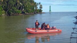 Tim SAR Padang mencari nelayan yang hilang setelah perahu terbalik di perairan Pulau Pisang, Padang.