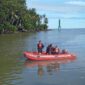 Tim SAR Padang mencari nelayan yang hilang setelah perahu terbalik di perairan Pulau Pisang, Padang.