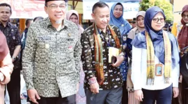 Wakil Wali Kota Padang, Maigus Nasir yang mewakili Wali Kota Padang, bersama Ketua Forum Kota Sehat (FKS) Padang, Rukayah Anwar menyambut kedatangan Tim Verifikasi KKS Pusat di Padang, Kamis (18/9/2025). (Ist.)