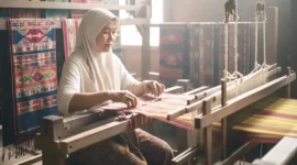 Ilustrasi - UMKM tenun kain songket. 