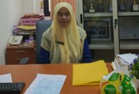 Dosen Ekonomi Publik UIN Mahmud Yunus Batusangkar, Al Husna Nupiah, memberikan penjelasan tentang pentingnya memahami isi kontrak sebelum kredit kendaraan, di kampus setempat, Jumat (17/10/2025).